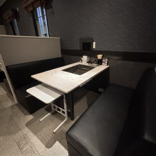 【プライベートな空間でくつろぎを★】白を基調とした4名様向けの半個室は、プライベートな空間でくつろぎながら、おしゃれな雰囲気を楽しむことができます。家族での食事や友人同士の集まりはもちろん、会社宴会や接待にもおすすめです◎当店自慢の高級焼肉とお酒を楽しみながら、どうぞ心地よい時間をお過ごしください。