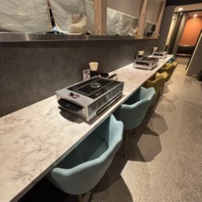 【おしゃれな空間で焼肉が楽しめる♪】カウンター席が拡張されて登場！カラフルな椅子がアクセントを添え、若いカップルや友達同士でのお食事に最適な空間となっています。プライベート感を味わいながら、リラックスした雰囲気の中おいしい焼肉とドリンクをお楽しみくださいませ★