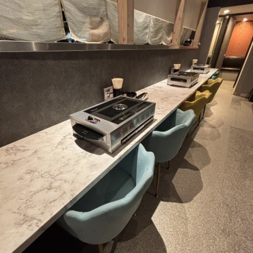 【おしゃれな空間で焼肉が楽しめる♪】カウンター席が拡張されて登場！カラフルな椅子がアクセントを添え、若いカップルや友達同士でのお食事に最適な空間となっています。プライベート感を味わいながら、リラックスした雰囲気の中おいしい焼肉とドリンクをお楽しみくださいませ★