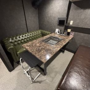 【プライベートな空間で楽しむ焼肉タイム！】6名様で利用できる個室は、仕事仲間や友人同士での食事会に最適です。周りを気にせず静かな雰囲気の中、ゆったりとした時間を過ごすことができます。焼肉を囲んで、笑顔とおしゃべりで盛り上がりましょう♪絶品焼肉を堪能しながら仲間との特別なひとときをお楽しみください！