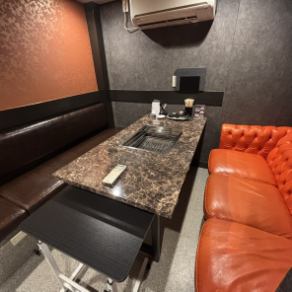 【プライベートな空間で楽しむ焼肉の新しいスタイル★】6名様で利用可能な完全個室は、静かな雰囲気の中、リラックスしながらお肉を楽しむことができます。特別な日や大切な人との食事にぴったり♪ デートや記念日、接待など、様々なシーンでご利用いただけます。是非、プライベートな空間で焼肉を楽しんでみてください★