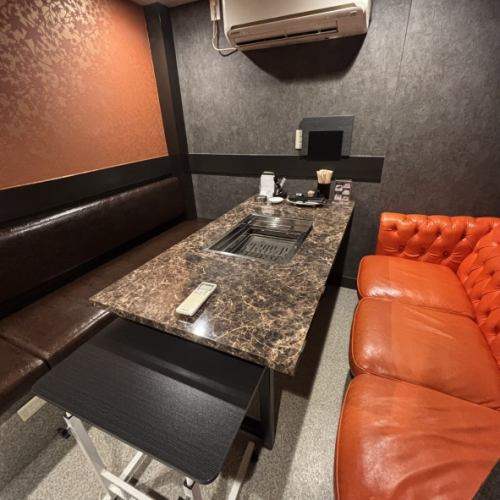 【プライベートな空間で楽しむ焼肉の新しいスタイル★】6名様で利用可能な完全個室は、静かな雰囲気の中、リラックスしながらお肉を楽しむことができます。特別な日や大切な人との食事にぴったり♪ デートや記念日、接待など、様々なシーンでご利用いただけます。是非、プライベートな空間で焼肉を楽しんでみてください★