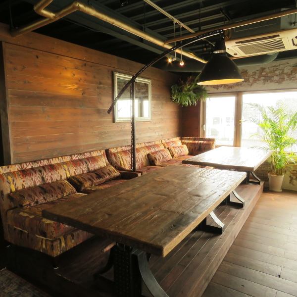 The restaurant has a bright and calm atmosphere! The table seats are spacious with a sofa on one side, so it's a space where even families can relax with peace of mind.
