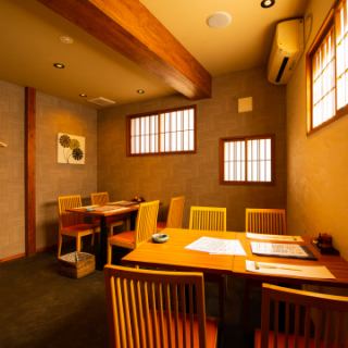 2名様～テーブル席も可能です。プライベートな空間、お互いの近況を語り合う。落ち着きの空間をご用意してお待ちしております。