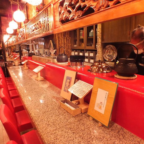 吧台座位煥然一新！在大理石吧台上可以品嚐到時令美食和高品質的日本酒。下班後悠閒前來的顧客絡繹不絕！