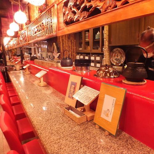 <p>吧台座位煥然一新！在大理石吧台上可以品嚐到時令美食和高品質的日本酒。下班後悠閒前來的顧客絡繹不絕！</p>
