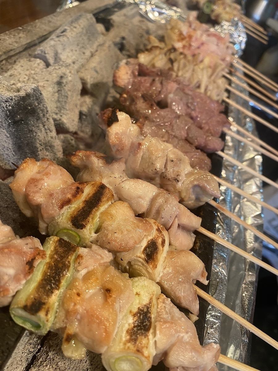 A popular yakitori restaurant is here! Charcoal-fired skewers are a tightly condensed gem!
