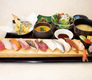 非常适合家庭用餐[12件握寿司套餐]，含一杯免费饮料，售价3388日元（含税）