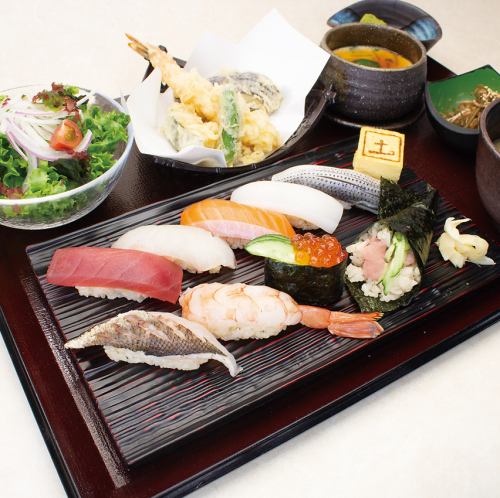 享用這套包含 8 件握壽司的套餐，即可品嚐正宗的江戶前壽司和天婦羅。