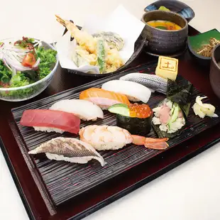 ワンドリンク付き8貫鮨御膳　2500円