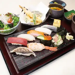 ワンドリンク付き8貫鮨御膳　2500円
