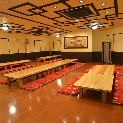 三楼大型宴会厅，最多可容纳75人