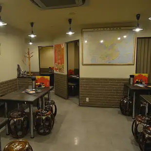 【1階】屋台風店内…奥に個室もございます