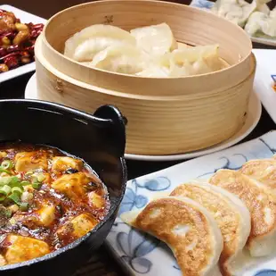 套餐价格 7,000 日元（含税） - 11 道以上菜肴 - 包含 2 小时畅饮 - VIP 楼层优先座位（二楼）
