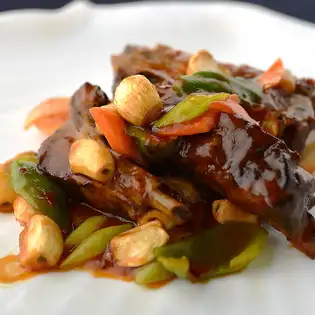スペアリブと素揚げニンニク炒め・鍋包肉/スペアリブの唐辛子炒め