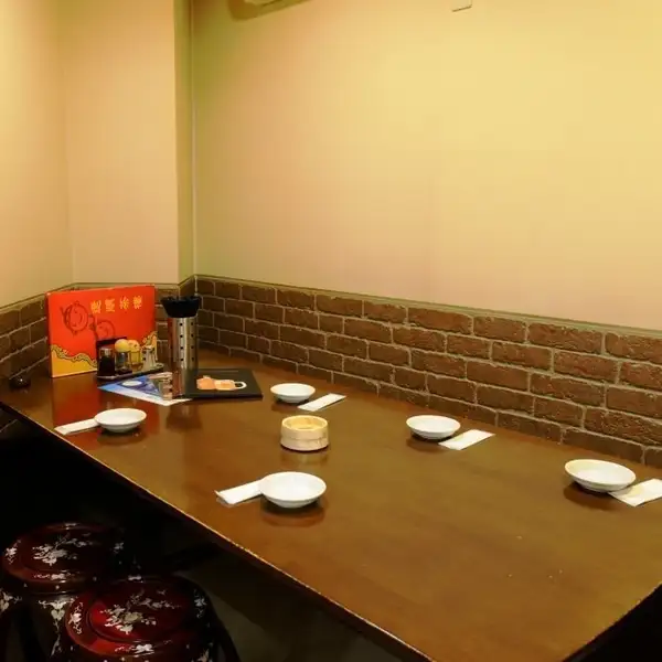 【1階】4名様～10名個室を3部屋ご用意。仕事終わりの飲み会やお食事だけ女子会のご利用も♪気軽に本格中華料理を楽しめるランチもご用意ございます！昔の中国をイメージした屋台風店内でごゆっりお食事をお愉しみください。