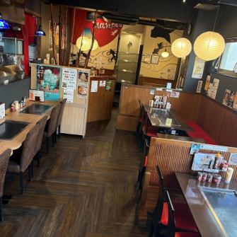「木」を基調として造られた店内は、洗練されつつも温かみの溢れるデザインとなっております！お一人様からでもご飲食可能なカウンター席や、最大14名様でご利用頂けるテーブル席をご用意しております！サク飲みやディナーなどの普段使いからがっつりお酒を飲みたい時まで、幅広くご利用頂けます！