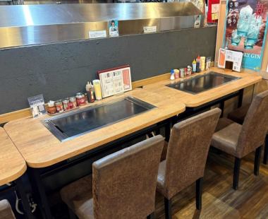 お一人様からでもお好み焼きを楽しめる鉄板付きカウンター席