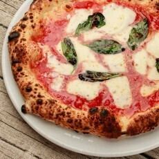 【香ばしい薪の香り】定番から季節限定まで楽しめる本格ナポリピッツァ