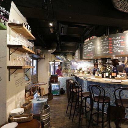 約15年愛され続けるピッツェリア。店内に一歩足を踏み入れると、木の温もりに包まれた、まるでイタリアの片田舎のような温かい空間が広がります。薪窯から香ばしい匂いが漂い、食欲をそそります。肩ひじ張らずに笑顔になれる空間は、ご自宅でくつろぐような居心地の良さが魅力◎