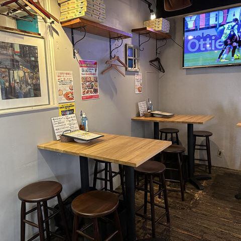 モニターを完備した、カジュアルな開放感のある空間で、スポーツ観戦をしながらお食事を楽しめます♪店内は賑わいのあるカジュアルな雰囲気で、気の置けない仲間との集まりにぴったりです。外でのお食事も可能ですので、お仕事帰りやご友人同士で、お気軽にお立ち寄りください。