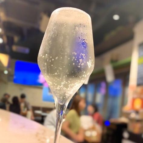 【料理と相性抜群】ソムリエ厳選ワインと自社製クラフトビールで乾杯♪