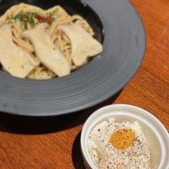 本日のパスタとサラダ付き（ポテトサラダ他）