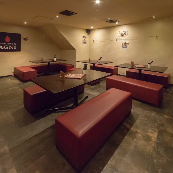 インドの火神「AGNI」の名を冠した当店は、炭火への強いこだわりを持ち、厳選された地鶏・銘柄鶏の魅力を最大限に引き出します。活気のある店内で、備長炭で焼き上げられる焼鳥の香ばしい煙と香りが食欲をそそります。一次会はもちろん、二次会や貸切(最少30名様から)にも最適な雰囲気です。ご予約もお気軽に!
