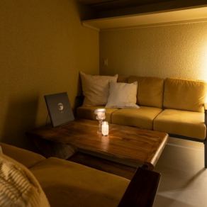 ３～５名様にぴったりの個室もございますこちらはキャンドルが灯り、最高の空間となっていますお友達・恋人・職場の方などみｊなさんでご利用くださいね