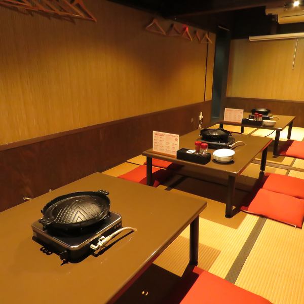 【広々とした店内は宴会にピッタリ♪】当店のお座敷席は、広々としたスペースで周囲のお席との間隔も広めに設置しており、ゆっくりと食事の時間をお楽しみいただくのに最適です。