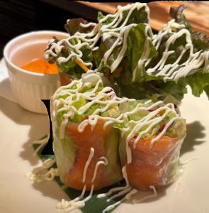 훈제 연어와 아보카도의 생춘 감기