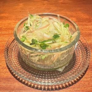 향미 야채와 생 가리비의 매화 수정 완화