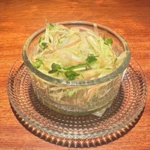 香味野菜と生ホタテの梅水晶和え