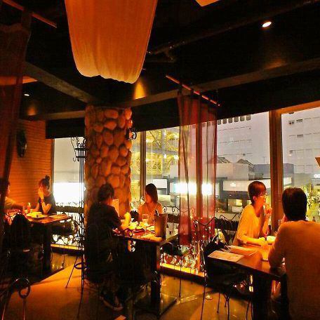 [夜视桌椅]夜视桌椅。情侣和约会的热门座位★稍微张开的感觉可能会减少两者之间的距离...？最适合女孩的约会和约会♪[8小时无限畅饮2.5h]受欢迎的★女孩协会套餐3500日元（天〜仅限周四）★2小时免费畅饮优惠♪