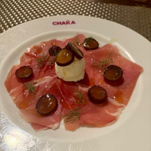 巨峰葡萄和火腿配奶油奶酪