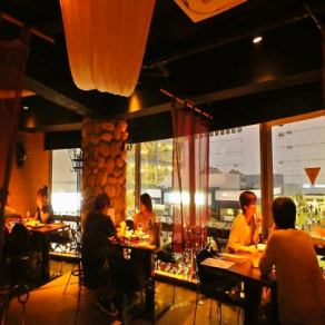 The seats by the window are open ♪