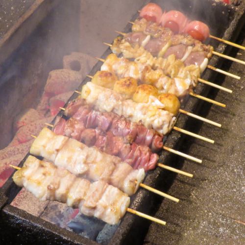 在木炭上精心烤制的传统串烧，粘在九州食材上。