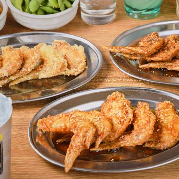 [Delicious! Chicken wings, fried chicken, and chicken skin skewers]