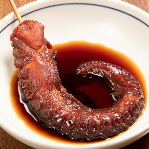 [本店的人氣料理！水煮章魚 440 JPY（含稅）] 鹹甜的章魚的口感和味道讓人上癮！