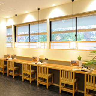 Counter seats are also available.The seats facing the window have a Japanese feel and create a calm atmosphere.This is a seat recommended for solo diners, where you can enjoy your meal slowly while looking at the scenery coming in from the window.Please enjoy your own special meal time with our many carefully selected eel dishes.