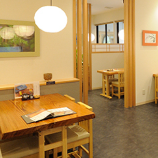 Enjoy a comfortable meal time in a modern space with Japanese taste.