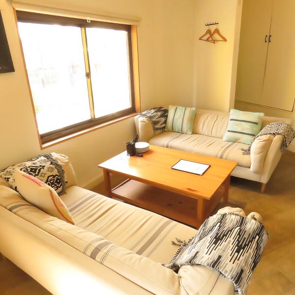 大型宴会にも対応できる広々とした席をご用意しているため、大規模な集まりや歓送迎会にもおすすめ。ゆとりある空間はグループでの利用時でも快適に過ごせます！貸切対応も可能で、プライベート感たっぷりの宴会を演出。落ち着きのある内装で、大切な時間をしっかりサポートします☆