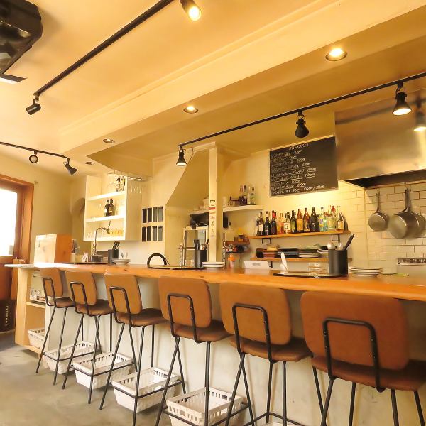 カウンター席や小さなテーブル席は、二人の時間や少人数での食事利用に最適◎静かで落ち着きのある雰囲気が広がり、会話を楽しみながら料理とお酒を堪能できます。お一人様でも安心して過ごせる心地よい空間をご用意し、日常の中にちょっとした特別感をお届けします☆