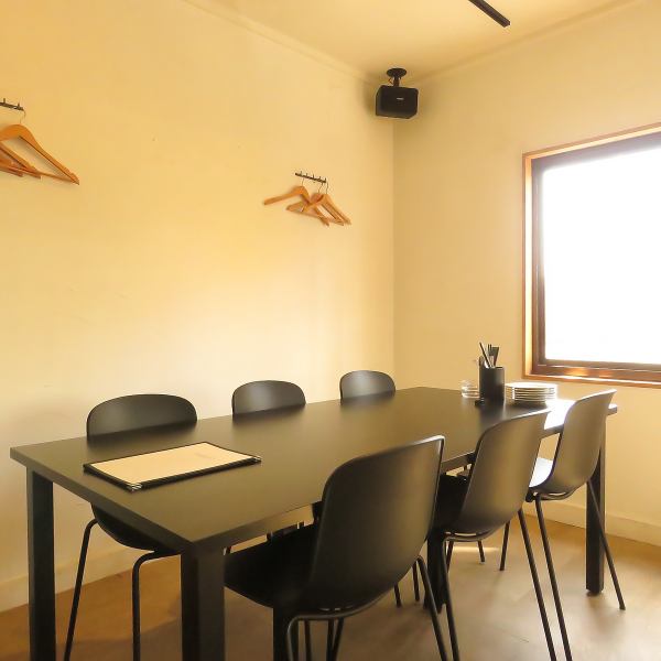 オシャレで落ち着いたデザインの店内は、柔らかな照明と自然な温かみが特徴。居心地の良い空間で、ゆっくりと食事や会話を楽しめます！駅からのアクセスも便利なので集合にも安心◎サービスは丁寧で柔軟、お客様のペースで過ごせる雰囲気を大切にしており、心から寛げる時間を提供します☆