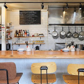 落ち着けるカウンター席