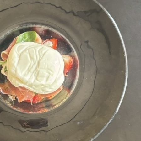 季節のフルーツとブッラータチーズ 生ハム