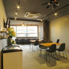 We have a spacious space that can be used for banquets, parties, and standing parties.We can also change the seating layout according to your request.Please feel free to contact us if you have any questions ♪