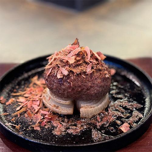 Stone-grilled hamburger steak topped with plenty of bonito flakes