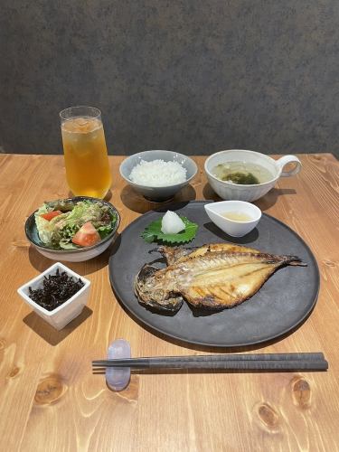 Very satisfying! Large fatty horse mackerel dried fish set meal