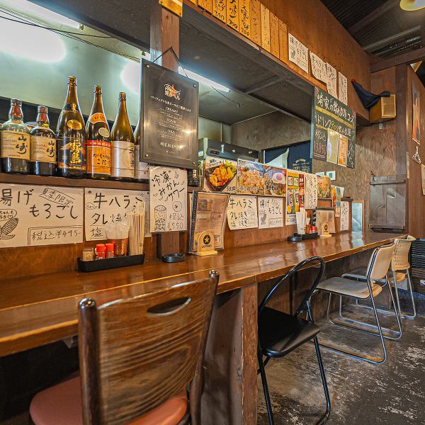 ≪店内席情報≫お一人様でも立ち寄りやすいカウンター席は全4席、お仕事帰りの飲み会やご家族連れのお客様にはテーブル席をご用意しております！貸切利用も承っておりますので、お気軽にお問い合わせください！